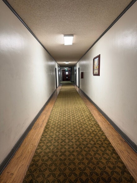 Building Photo - 636 N Plymouth Blvd