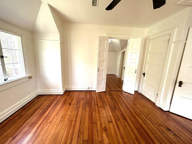 Building Photo - North AVL -  Renovated Arts & Crafts Cottage