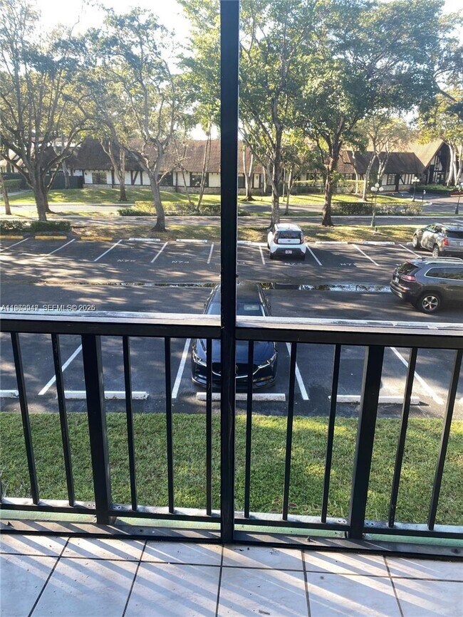 Building Photo - 3760 Inverrary Dr