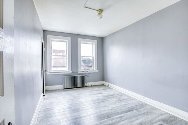Building Photo - Oversized 3 Bedroom 1 Bathroom in Blackrock Neighborhood