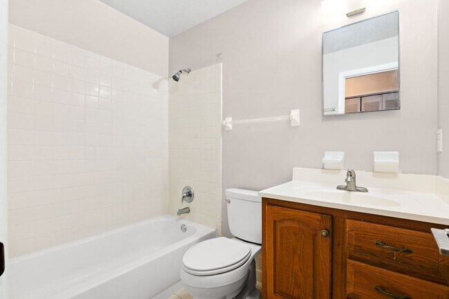 Building Photo - 2 Bed 1.5 Bath Condo