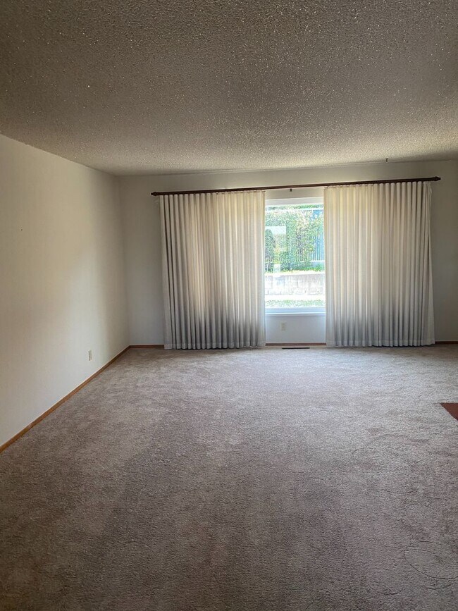 Building Photo - Immaculate shape 3 bedroom 2.5 bath home in San Leandro