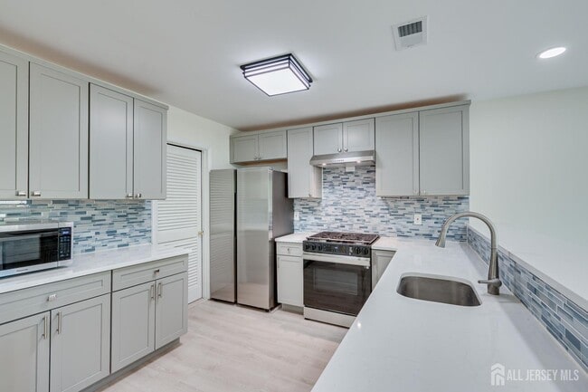 Building Photo - 6 Woodbury Rd