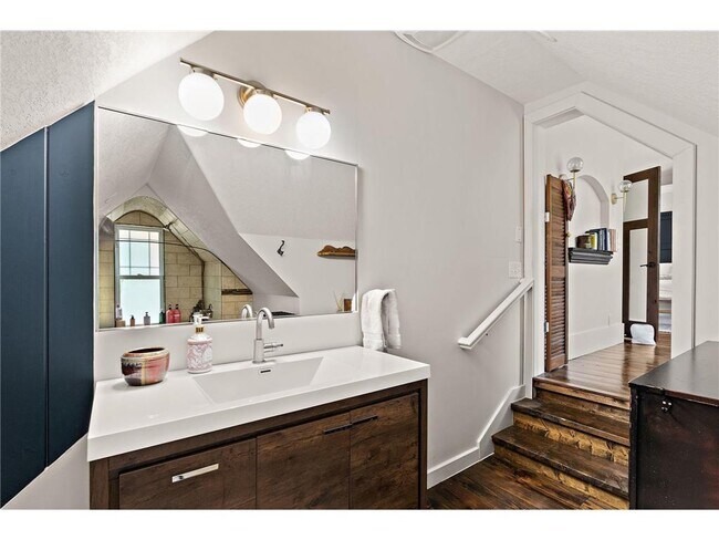 Building Photo - 206 5th St S