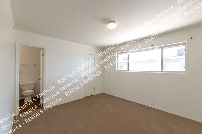 Building Photo - 935 N Venice Ave