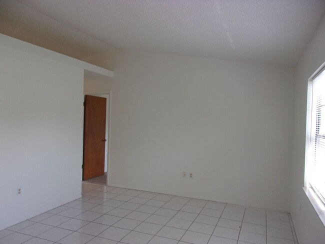 Building Photo - 2261 Maximilian Ave