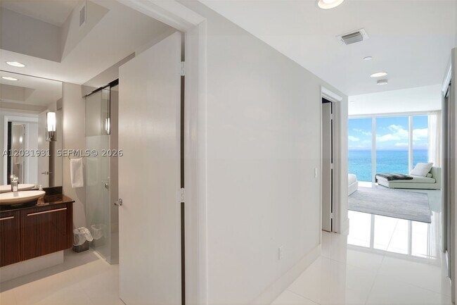 Building Photo - 2711 S Ocean Dr