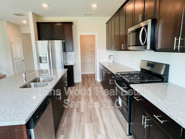 Building Photo - 5950 Green Ash Ct