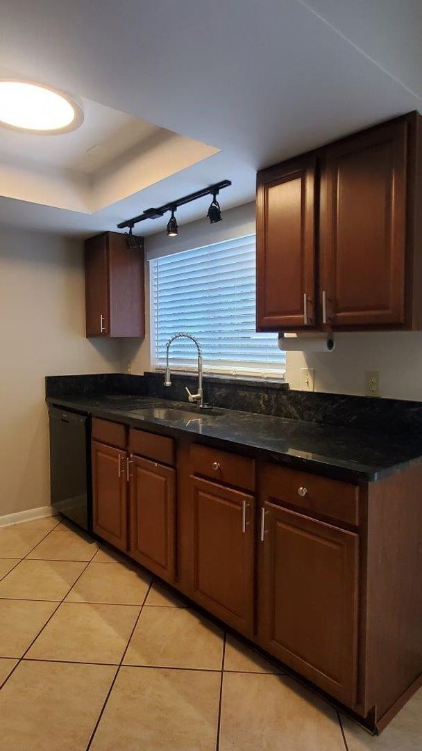 Building Photo - 9220 Larette Dr