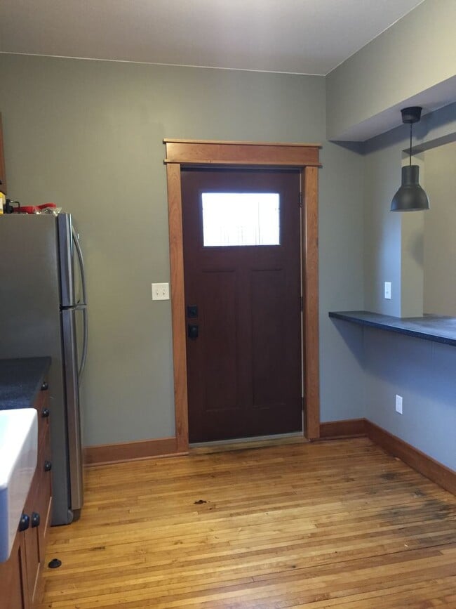 Building Photo - 1414 1/2 Jefferson Street - Available June! - Income Restricted Unit