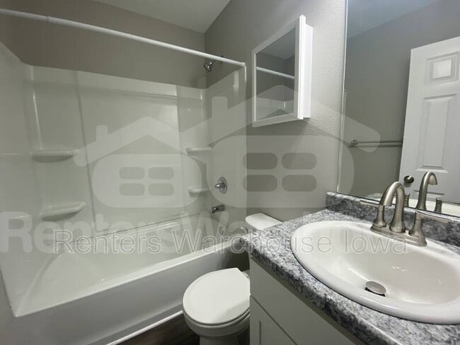 Building Photo - 507 9th St SE