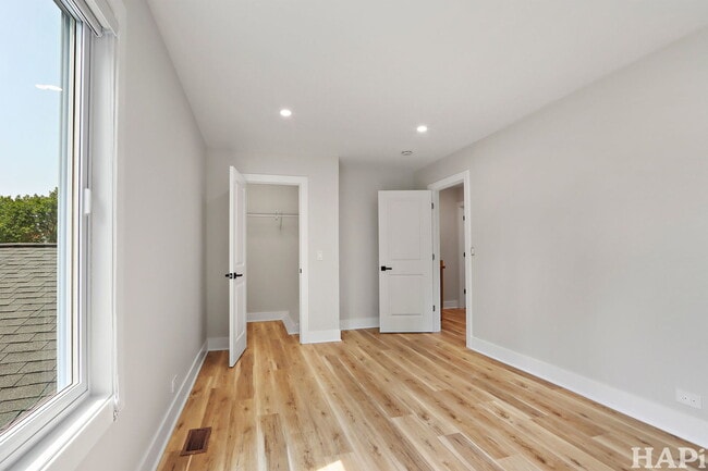 Building Photo - 1335 Cove Dr