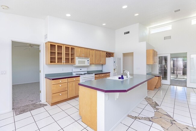 Building Photo - Long Term 4 Bedroom Rental with a Beautifu...