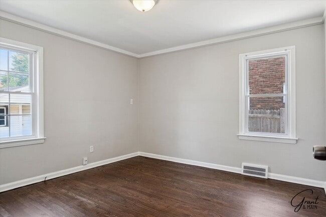Building Photo - $1450 3 bedroom bungalow