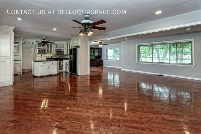 Building Photo - 525 W 4th St