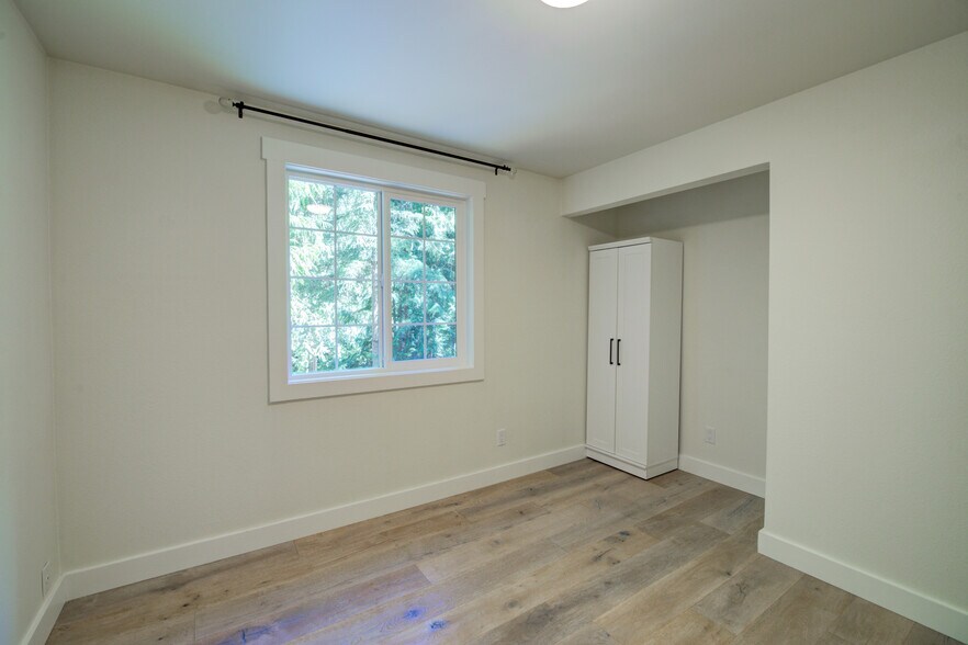 Building Photo - 135 221st Ave NE