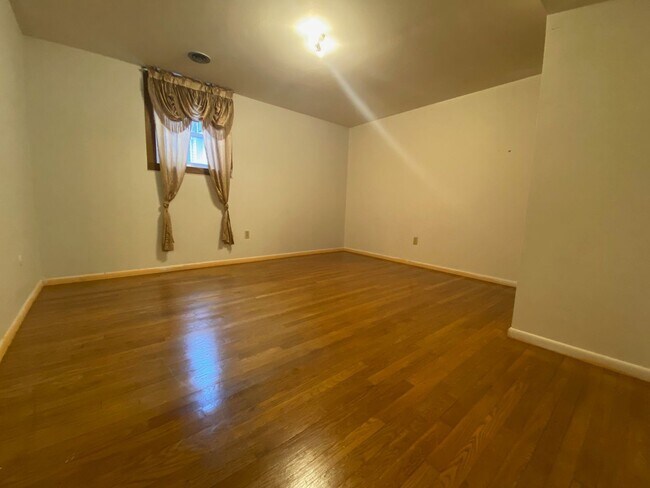 Building Photo - 6-Bedroom Single Family Home