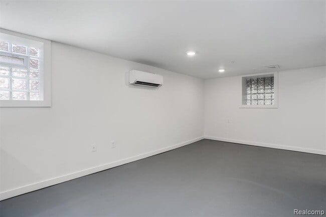 Building Photo - 95 E Euclid St