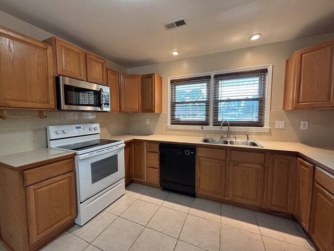 Building Photo - 115 Aylesbury Rd