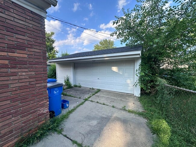 Building Photo - 4697 Pelham St
