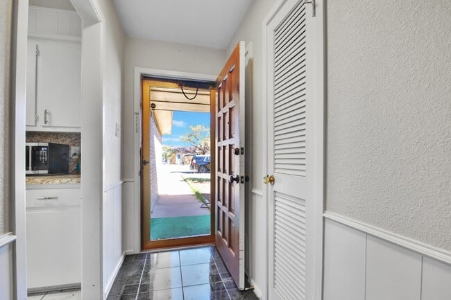 Building Photo - 5625 Amherst St