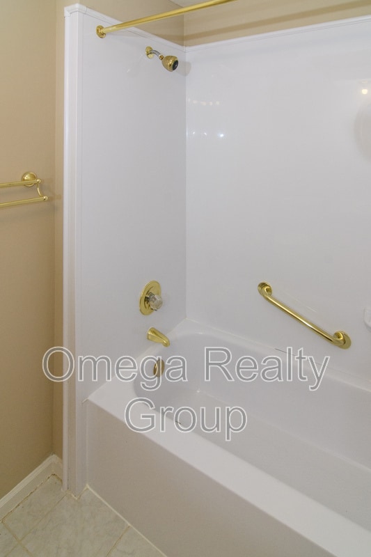 Building Photo - 2404 Glenmore Ct