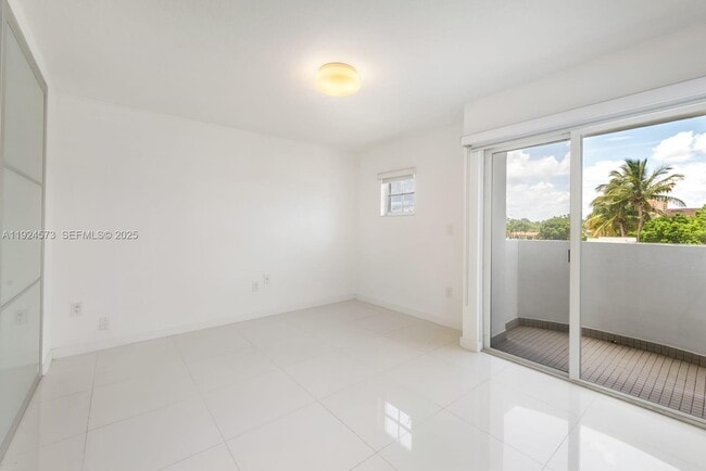 Building Photo - 411 SW 37th Ave