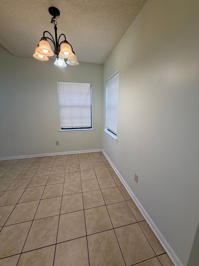 Building Photo - FOR RENT