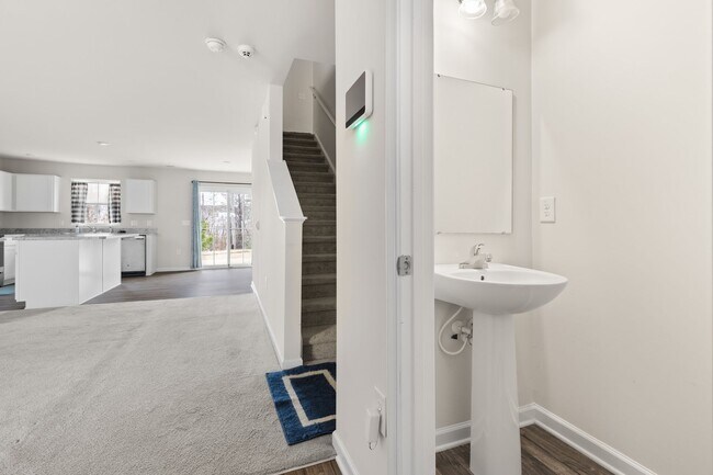 Building Photo - 4 Bed, 2.5 Bath, 2 Car Garage Near Everyth...