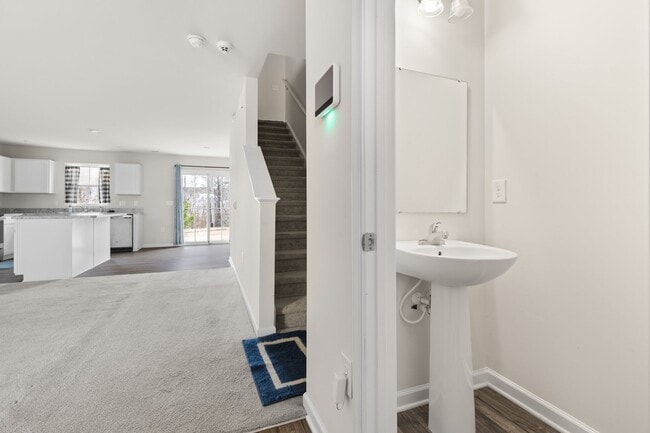 Building Photo - 4 Bed, 2.5 Bath, 2 Car Garage Near Everything in Durham!