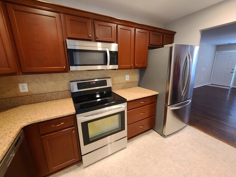 Kitchen - 902 Parade Ln