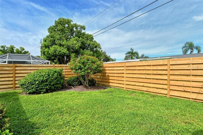 Building Photo - 6722 Roxbury Dr