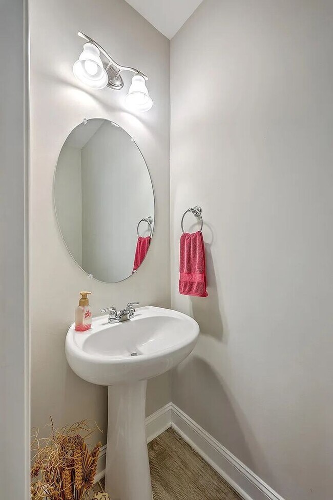 Building Photo - 4 Bedroom 3.5 Bath House in St. Johns Lake - Johns Island