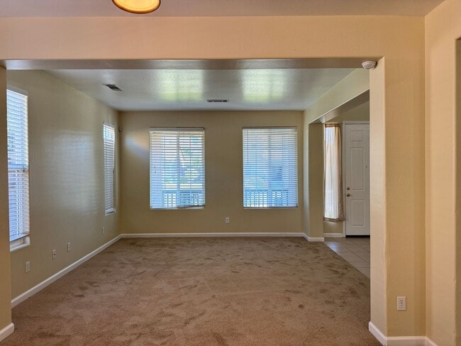 Building Photo - Four bedroom home in the Southwest!