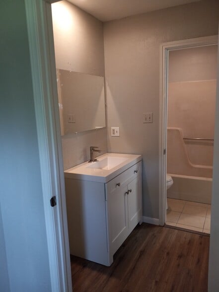 Primary bath - 601 Oakridge Cir