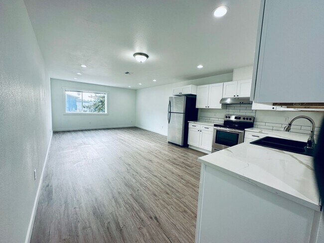 Building Photo - Spacious 3 BR / 3.5 BA Home in Prime Corvallis Location — $2,250