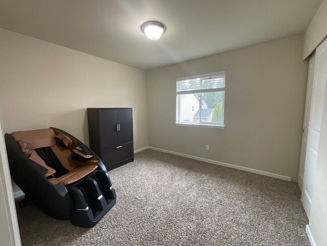 Building Photo - Spacious 4 bedroom Home