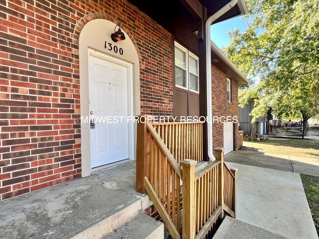 Building Photo - Freshly Updated 3 Bedroom Duplex