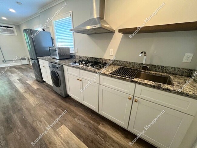 Building Photo - 712 Highland Ave NE