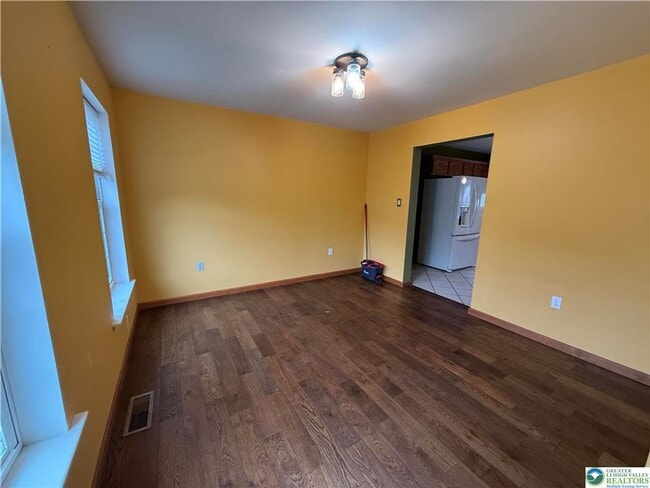 Building Photo - 4 bedroom 2.5 bathroom