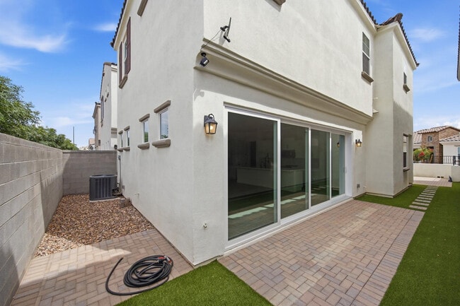Building Photo - 2452 E Lovebird Ln