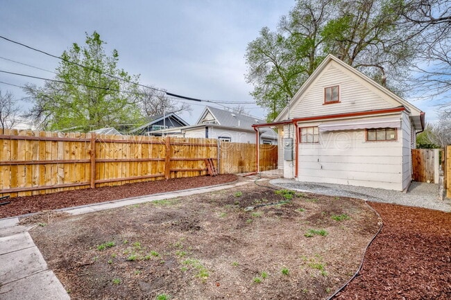 Building Photo - 654 Meade St