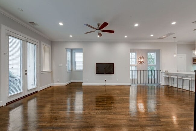 Building Photo - Beautiful 3 bedroom/3.5 bath Mediterranean...