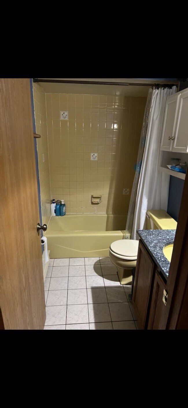 Building Photo - 972 N Rohlwing Rd