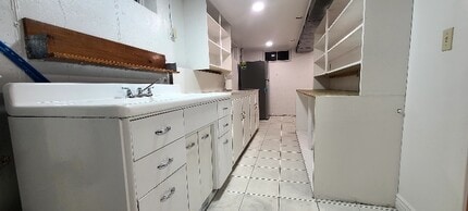 Building Photo - 557 Laker Wy