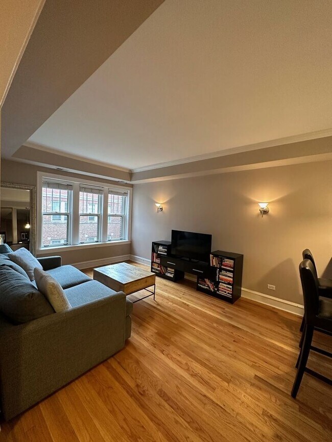 Building Photo - Oak Park Apartment!