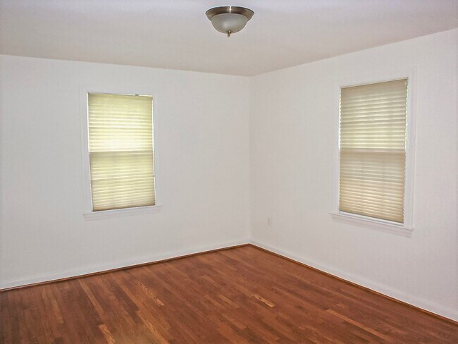 Building Photo - Ideal 3 Bedroom 2 Bath Colonial Just Over ...