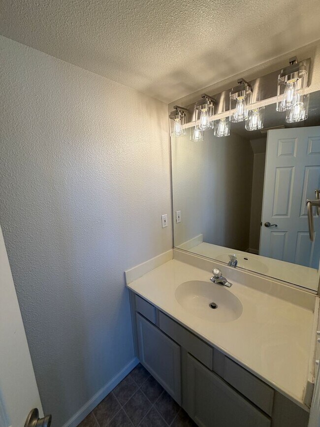 Building Photo - 1810 Baylor Ln