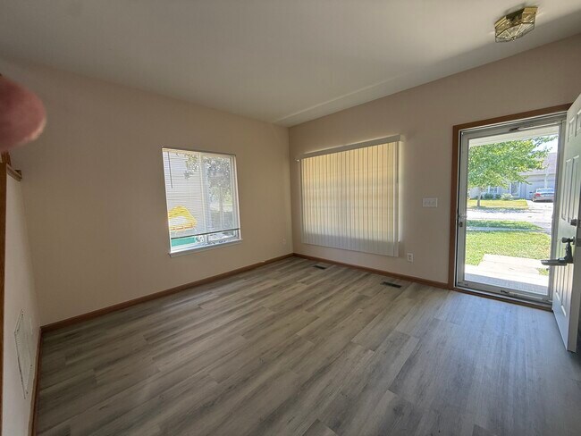 Building Photo - 757 Bayles Dr