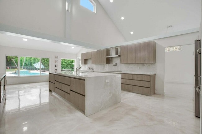 Building Photo - 7351 Valencia Dr